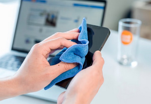Tørk iPhone med klut