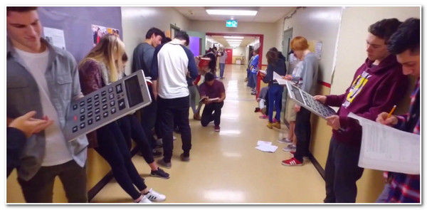 Mannequin Challenge Schule