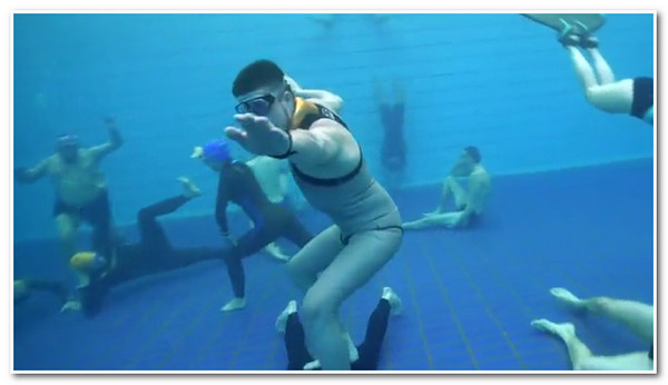 Mannequin Challenge Underwater