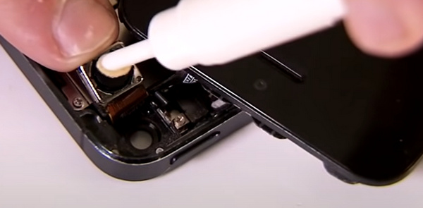 ทำความสะอาดเลนส์ iPhone